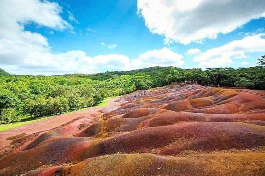 Un paysage de collines douces sous un ciel dégagé. 2