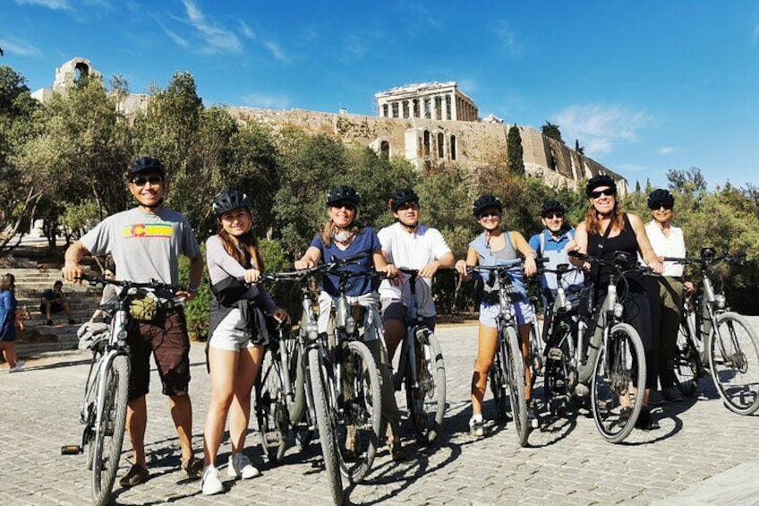 Een groep mensen op fietsen voor een historisch gebouw. 2
