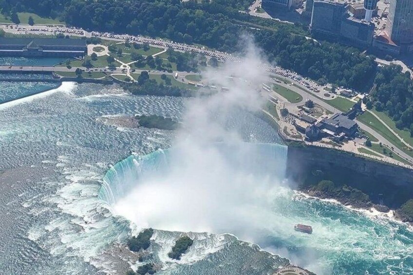 One hour Aerial Tour of Toronto and Niagara Falls with iflyTOTO 4
