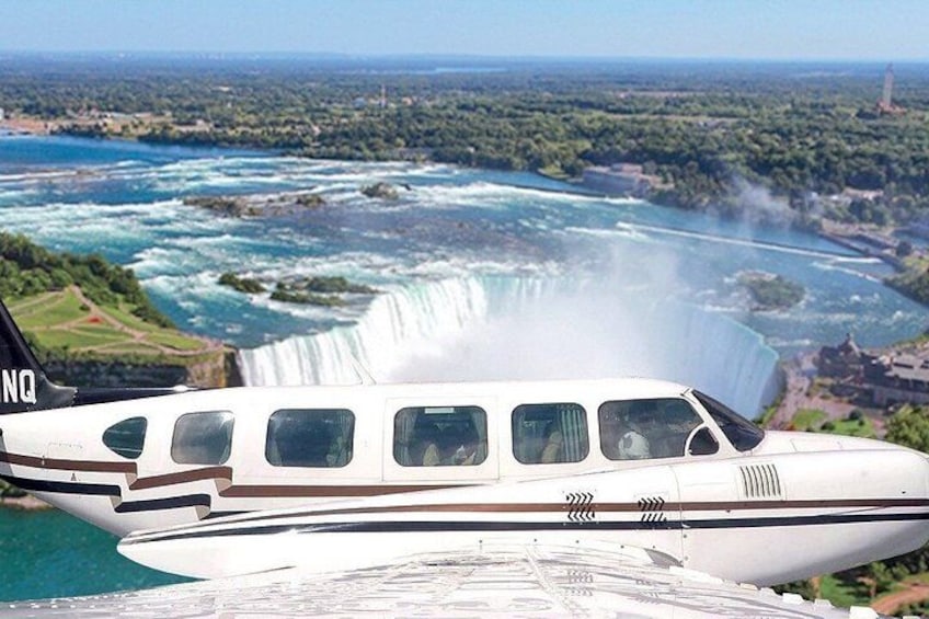 One hour Aerial Tour of Toronto and Niagara Falls with iflyTOTO 3