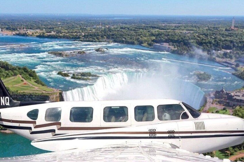 One hour Aerial Tour of Toronto and Niagara Falls with iflyTOTO 2