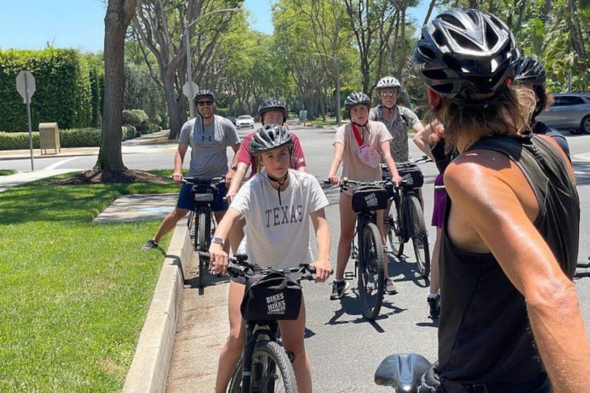 Un gruppo di ciclisti su una strada alberata. 4