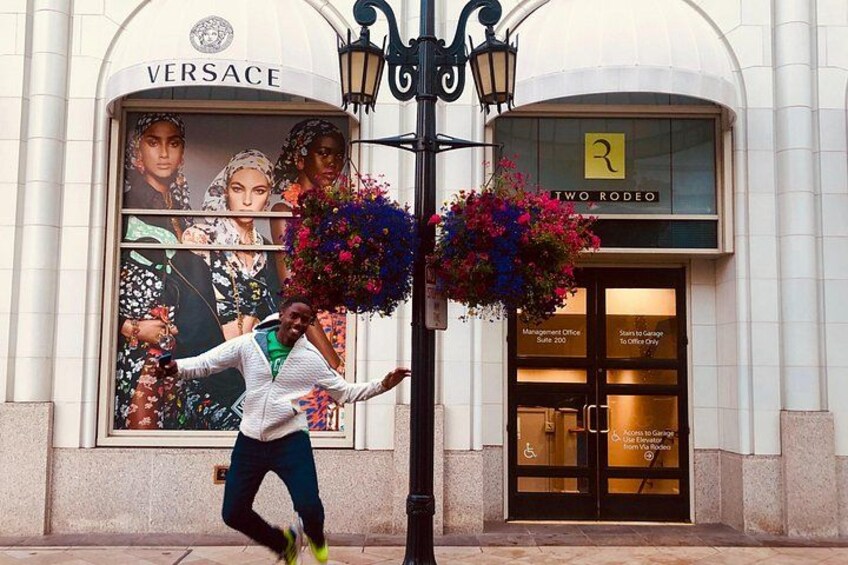 Una vetrina con un'insegna Versace e un'insegna Two Rodeo. 3