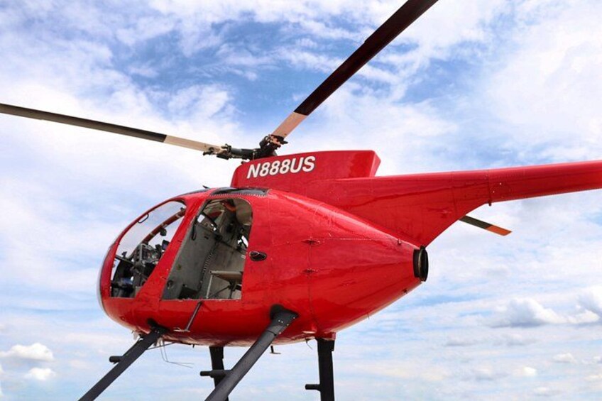Un helicóptero rojo con el número de registro N888US. 5