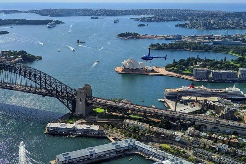 Een brug, het Sydney Opera House en de haven van Sydney. 3