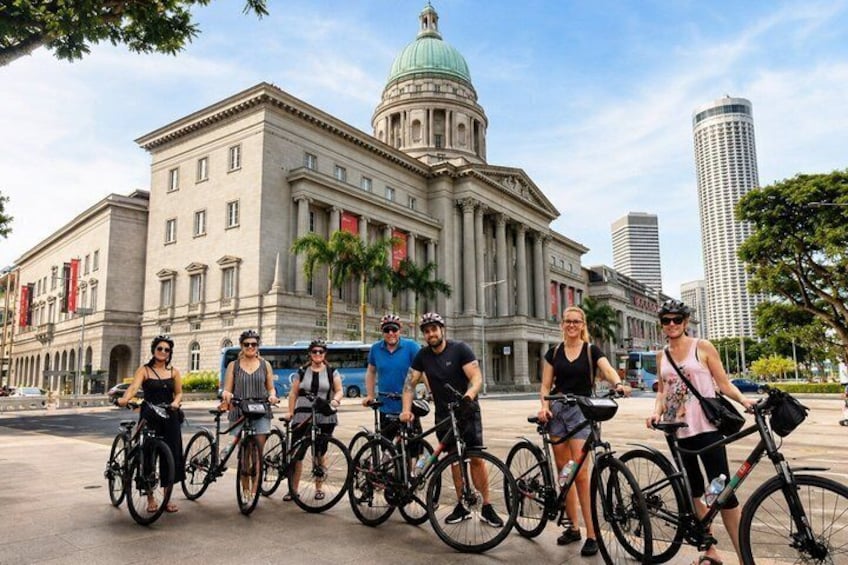 Een groep fietsers voor een groot gebouw met een koepel. 2