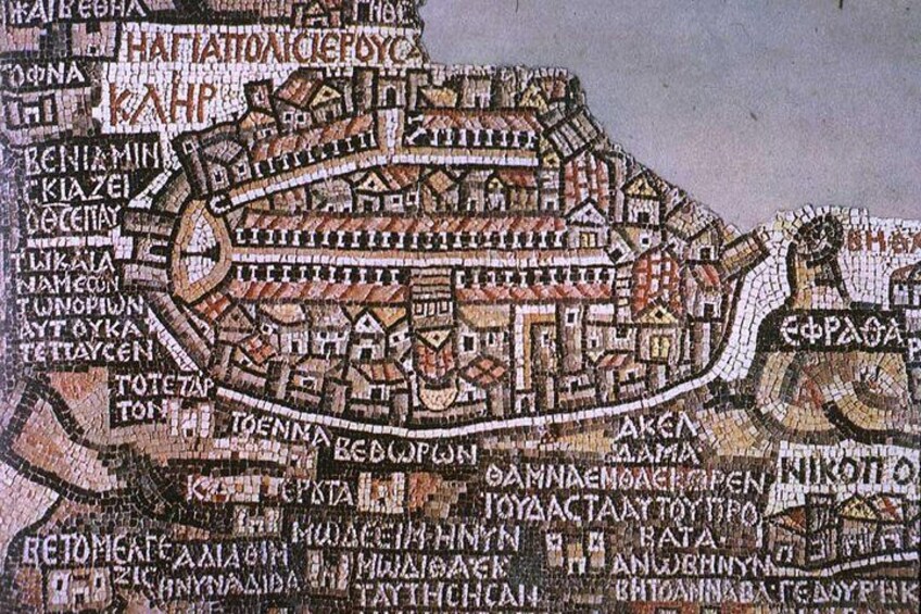 Un mosaico de una ciudad antigua con calles y edificios detallados. 1