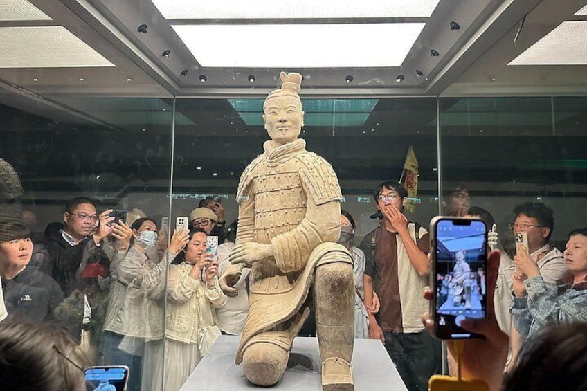Une grande statue en terre cuite représentant un guerrier, exposée dans un musée. 3