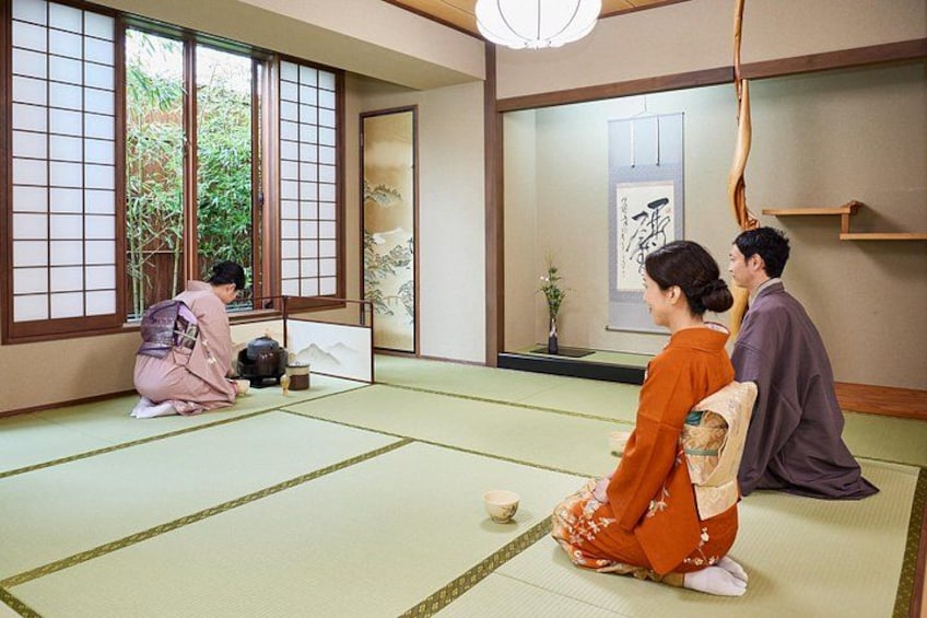 Une pièce de style japonais traditionnel, avec un sol recouvert de tatamis, des paravents shoji et un espace aménagé pour la cérémonie du thé. 1