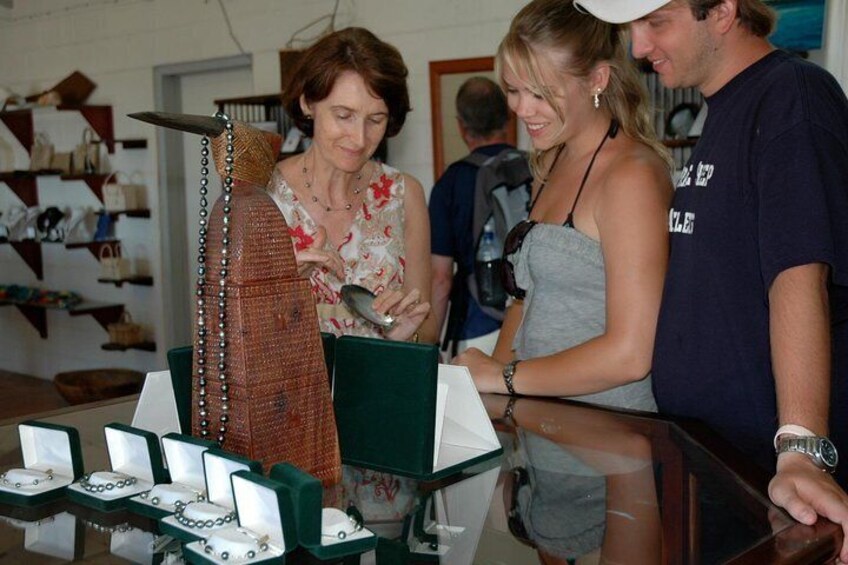 Our stop at a local black pearl farmer includes a 20 mins Pearl Talk 4