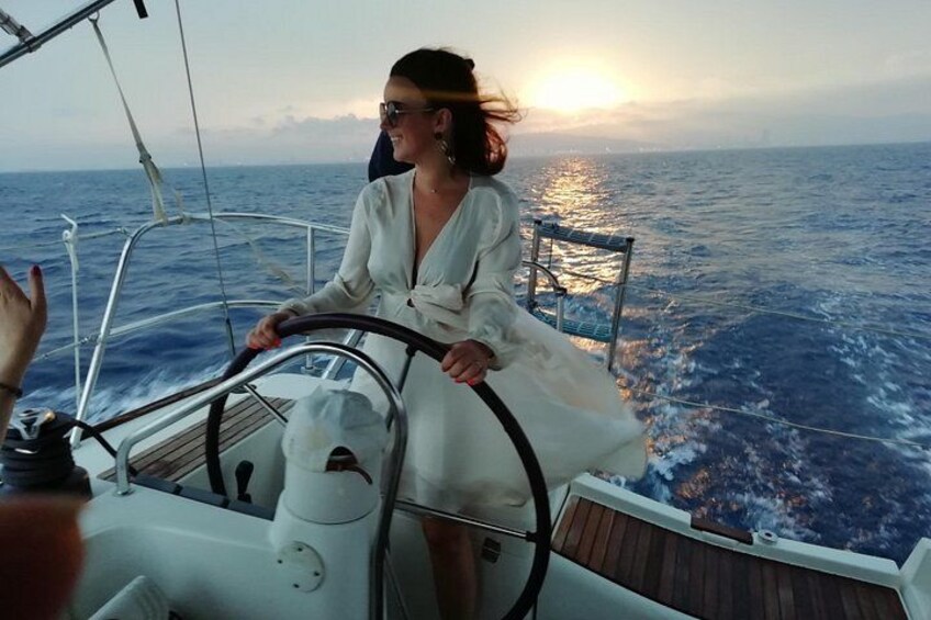 Give yourself the pleasure of the Sunset Sailing experience. 3