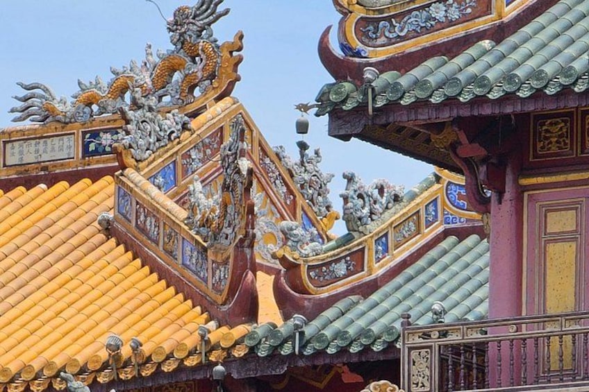 Ein traditionelles chinesisches Dach mit aufwendiger Dekoration und Drachenmotiven. 2
