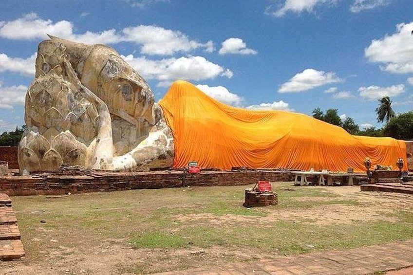 The giant reclining Buddha @Wat Lokaya Sutha 2