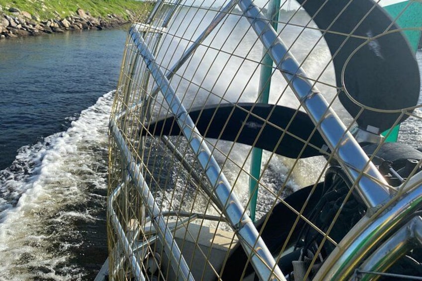 Une turbine hydraulique, une clôture en métal et une rivière. 2