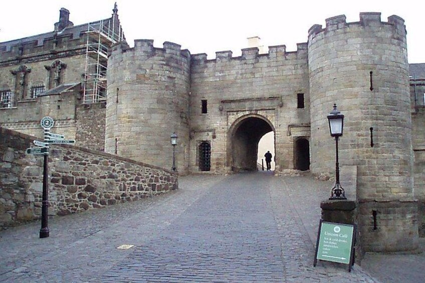 Private Highland Whisky, Stirling Castle and Linlithgow Palace Tour - Edinburgh 3