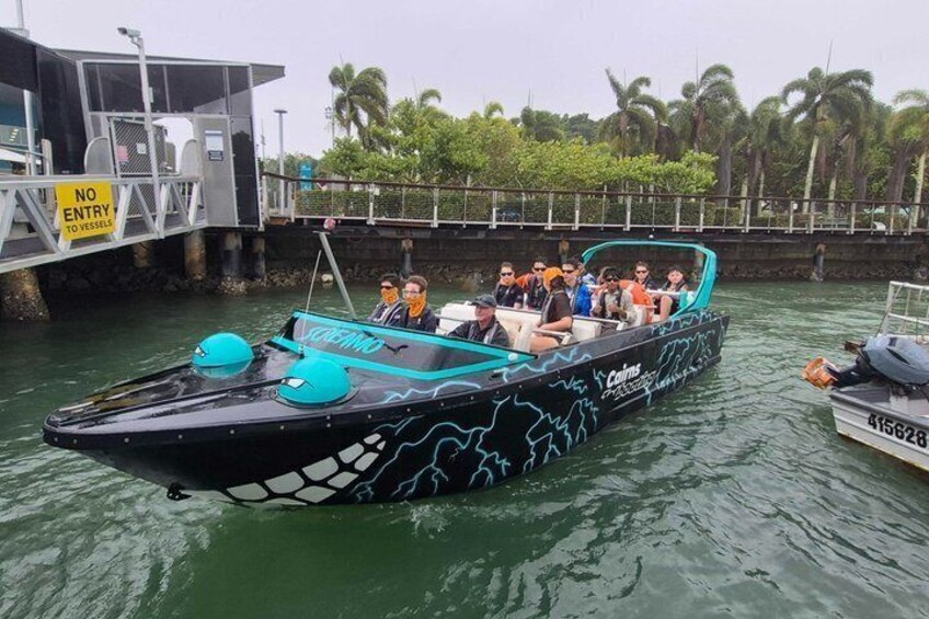 Ein Schnellboot mit Hai-Design, Passagiere und ein 'NIET BETRETEN'-Schild im Hintergrund. 3