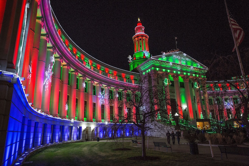 Un edificio con luces de colores y una torre. 3