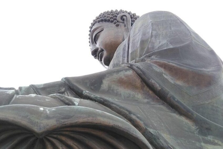 Une grande statue représentant une figure assise, vêtue d’une robe drapée et coiffée d’un couvre-chef. 1