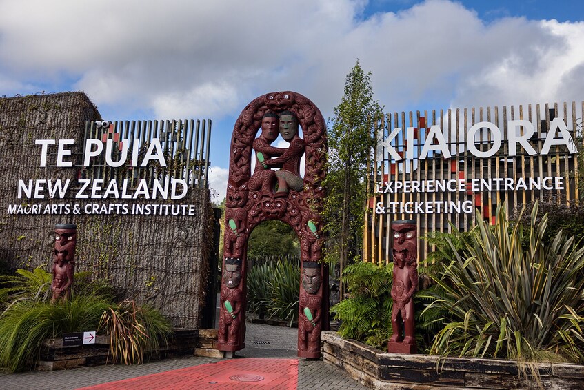 Hobbiton Rotorua and Waitomo Caves Overnight Tour 4