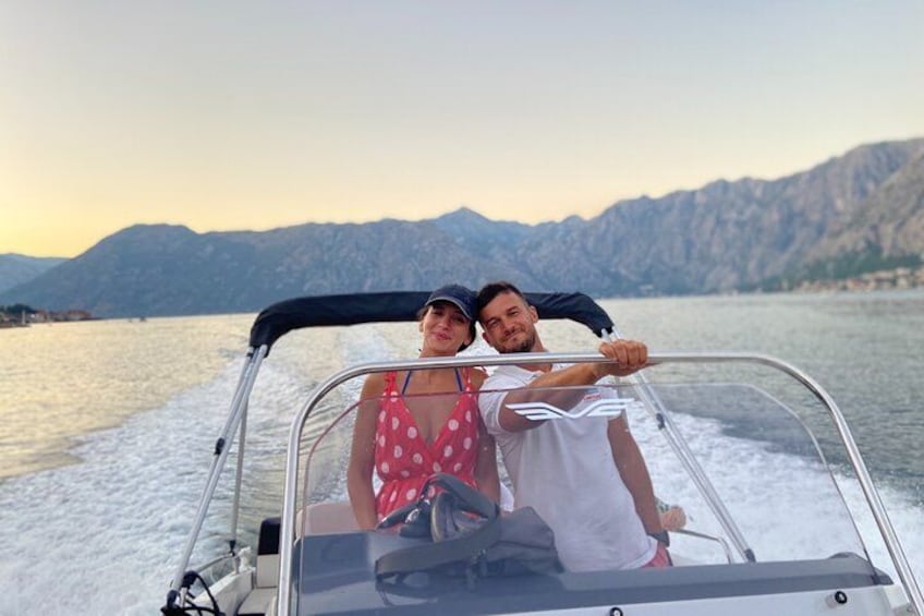 Un barco en un lago con montañas al fondo. 5