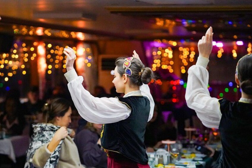 Une personne qui danse dans un cadre festif, avec des lumières colorées en arrière-plan. 4
