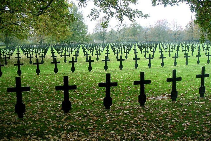Un cementerio con hileras de cruces. 5