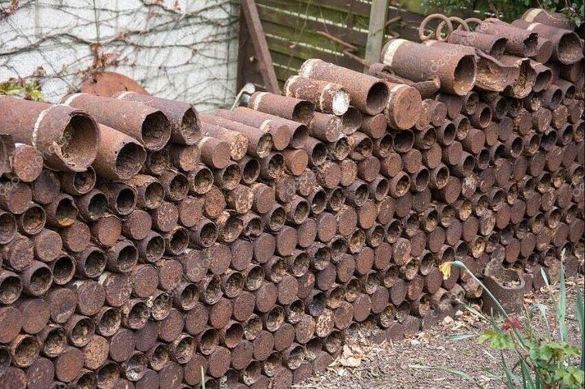 Una gran pila de tuberías metálicas oxidadas. 4