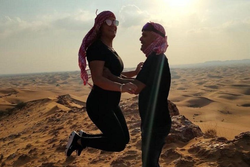 Dos personas en un paisaje desértico con dunas de arena. 1