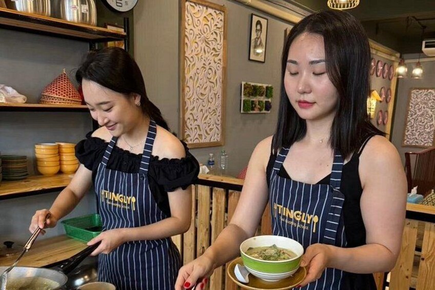 Afternoon class at Tingly Thai cooking school 3