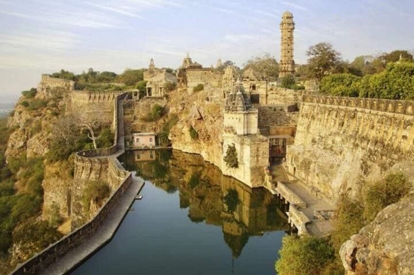 Un fort historique qui se reflète dans l’eau, une tour de guet et un pont. 3