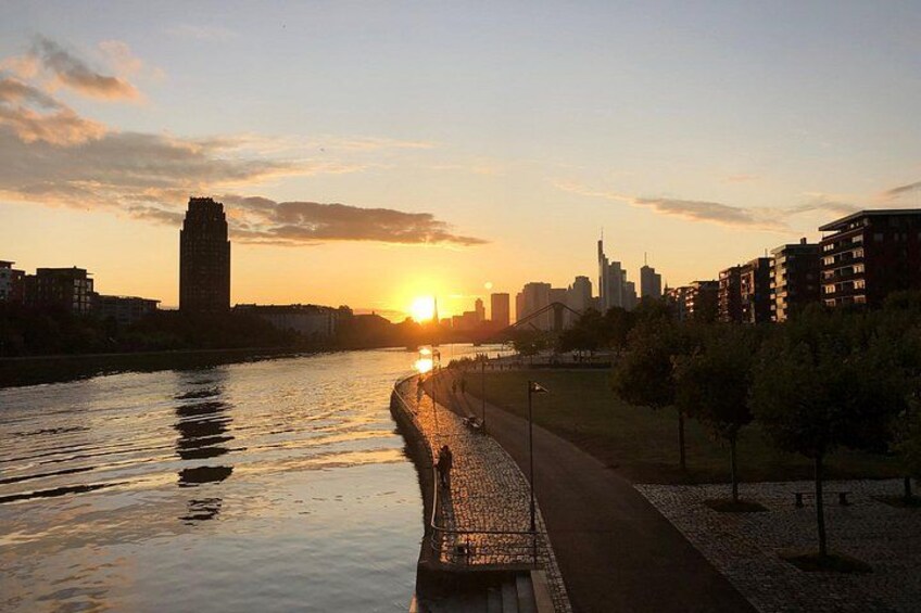 Mainufer und Skyline Frankfurt © #visitfrankfurt, Petra Winter 2