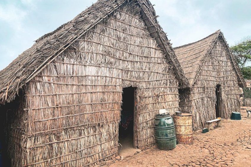 Cabañas tradicionales con techo de paja y suelo de tierra. 2