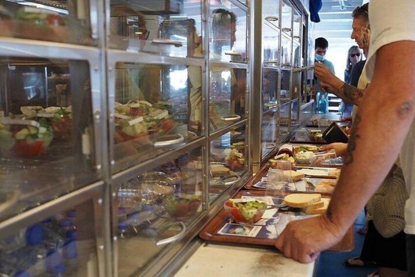 Una persona prepara cibo al bancone, con vetrine che espongono diversi prodotti alimentari. 3
