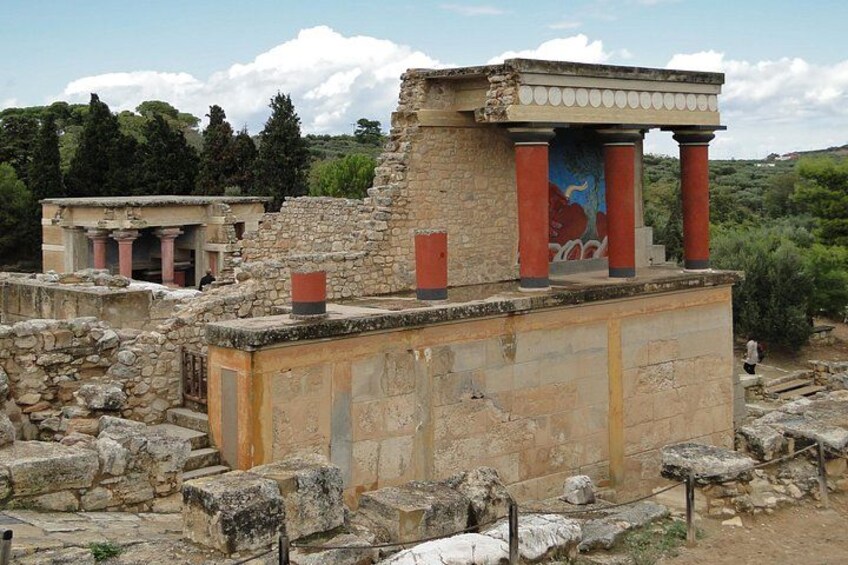 Ruines antiques avec des colonnes et une fresque murale. 4