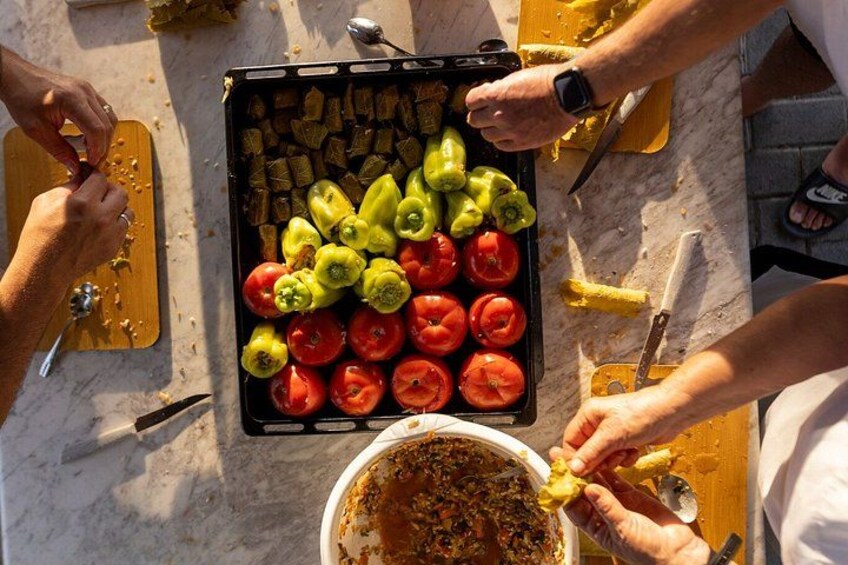 Eine Person bereitet Essen zu, mit einer Schale geschnittenem Gemüse und einer Sauce. 1