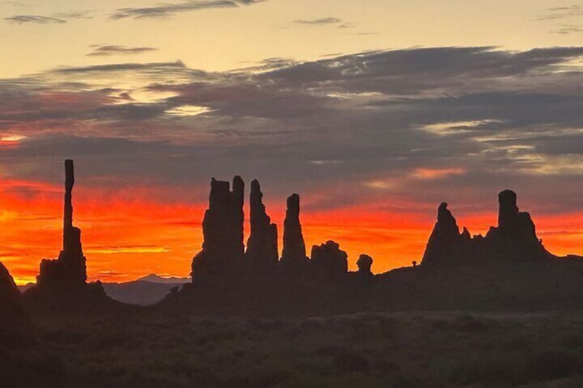 Een zonsondergang boven rotsformaties. 5