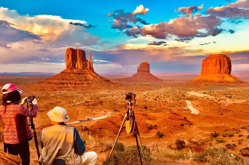 Un paysage désertique avec trois formations rocheuses imposantes et un appareil photo posé sur un trépied. 5