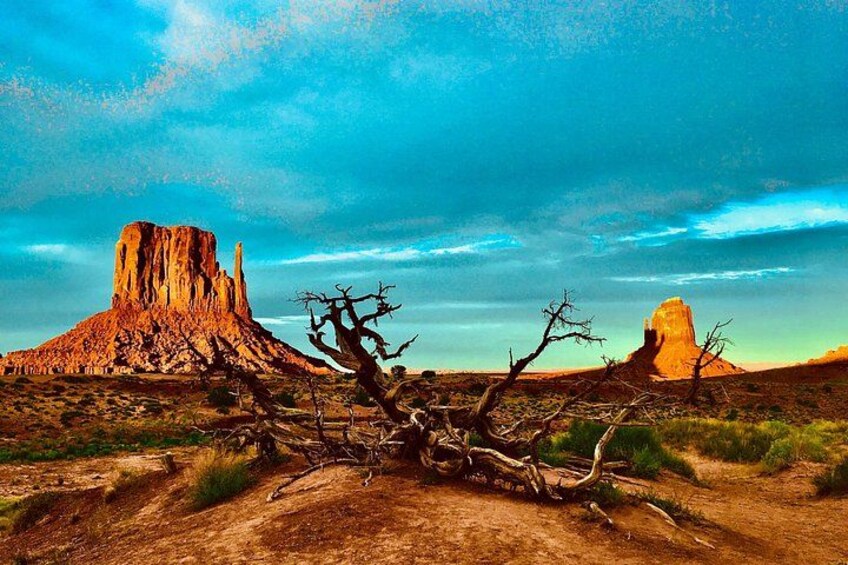 Un paysage désertique avec une formation rocheuse imposante et un arbre abattu. 3