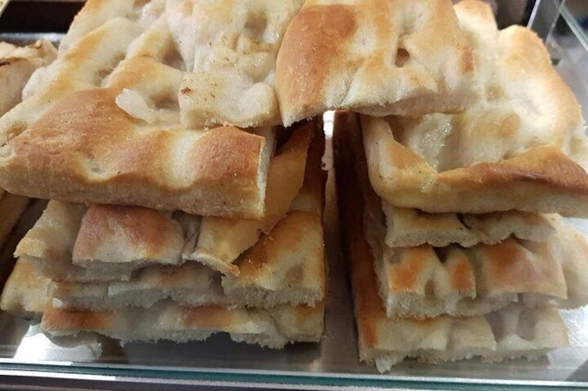 Una pila de pan plano con una corteza dorada, probablemente recién horneado. 5