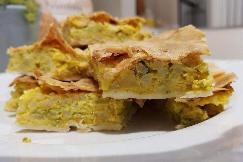 Un plato de comida con porciones de un plato en capas, posiblemente una especie de pastel o tarta. 4