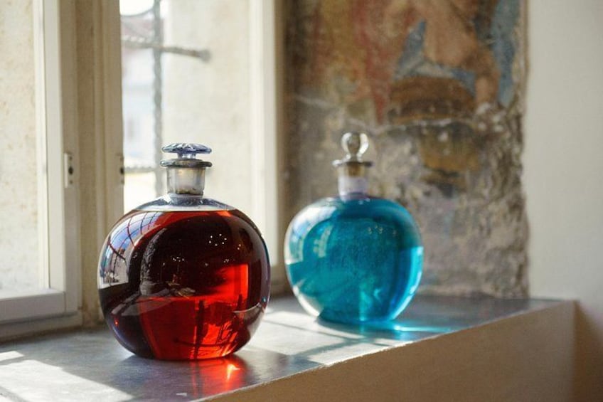 Deux bouteilles en verre sur un rebord de fenêtre. 3