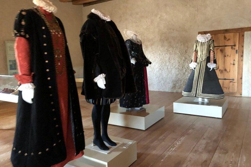 Manichini vestiti con costumi d'epoca esposti. 3