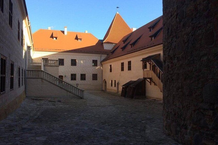 Vilnius to Riga Day Trip: The Hill of Crosses, Rundale Palace and Bauska Castle 2