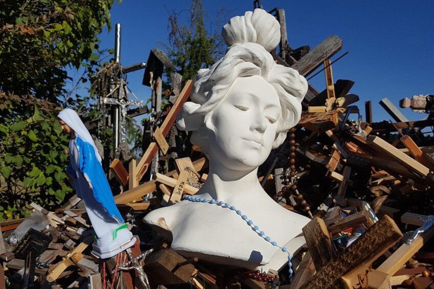 Vilnius to Riga Day Trip: The Hill of Crosses, Rundale Palace and Bauska Castle 2