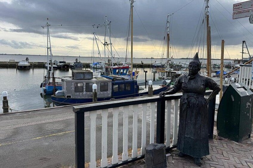 Capture the perfect photo with Volendam’s iconic statue in traditional attire, set against the stunning Markermeer! 3