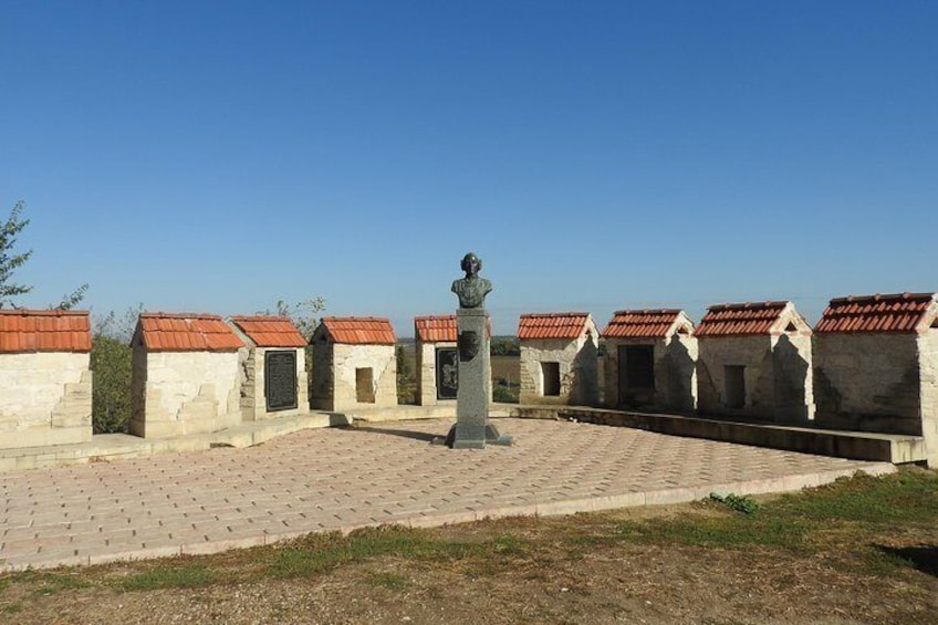 Ein Innenhof mit Steingebäuden und einer Statue. 1