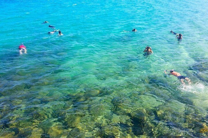 Personas nadando en aguas azules y cristalinas. 1