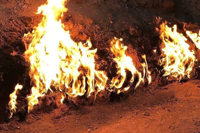 En lägereld med flammor. 1