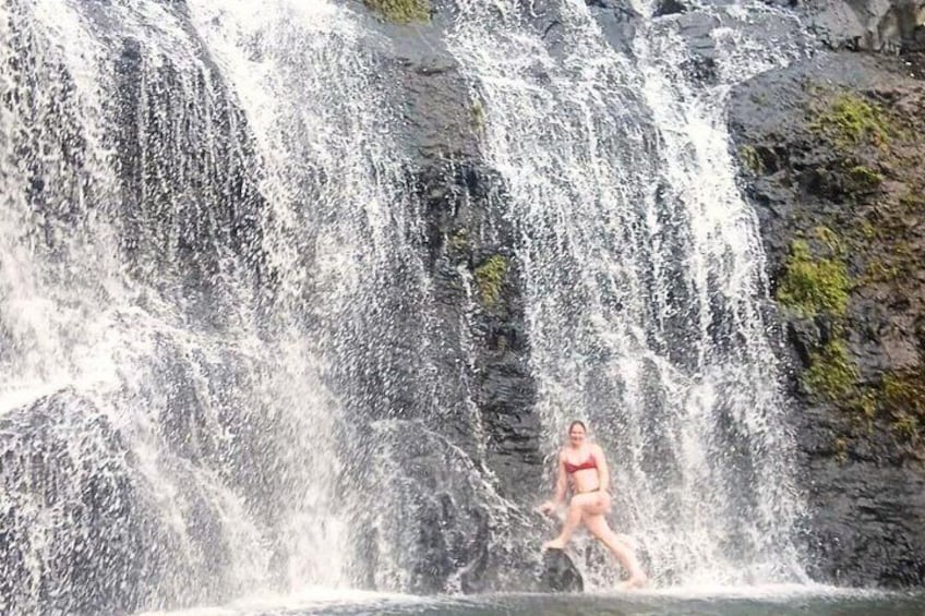 Et vandfald med en person i bikini. 2
