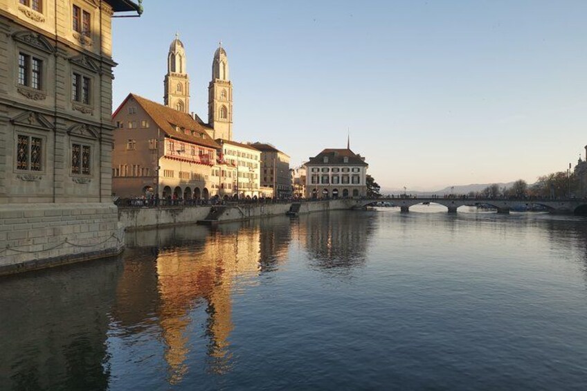 Un río tranquilo con edificios y un puente. 1